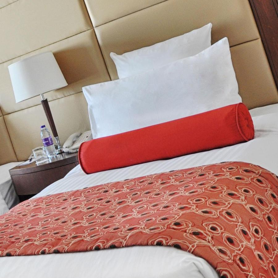 Park Regis Kris Kin Hotel Dubai Ngoại thất bức ảnh A bolster pillow