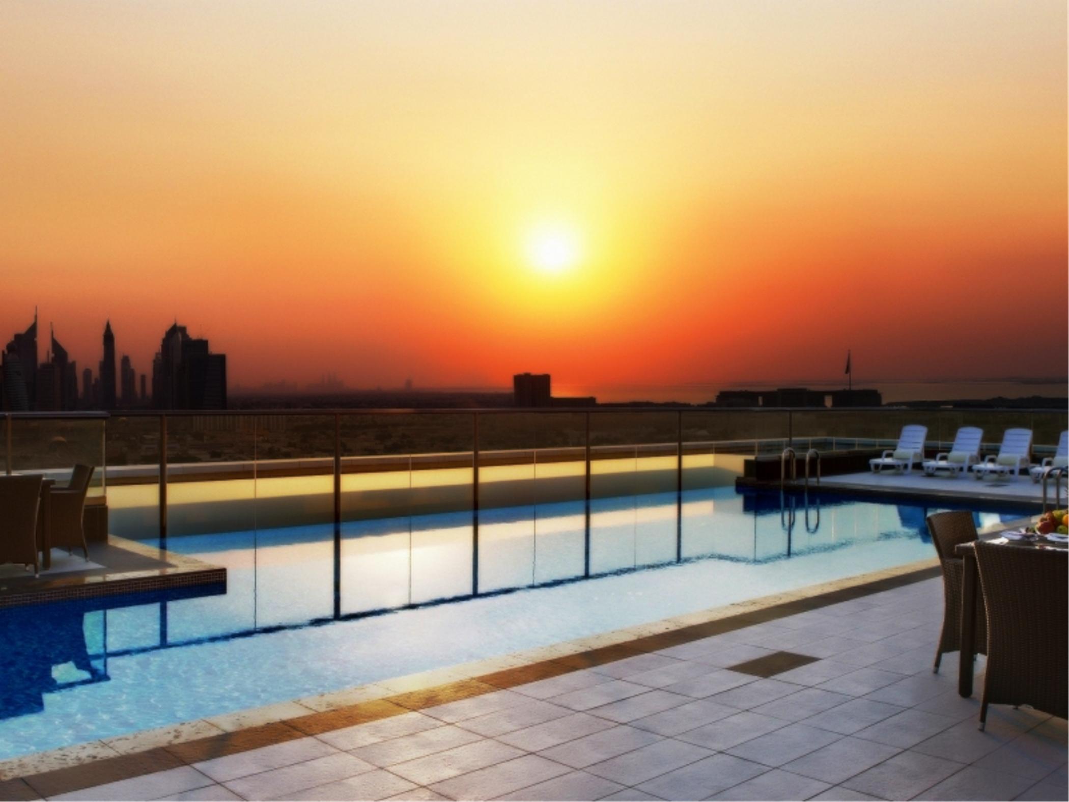 Park Regis Kris Kin Hotel Dubai Ngoại thất bức ảnh The swimming pool at the top of the hotel